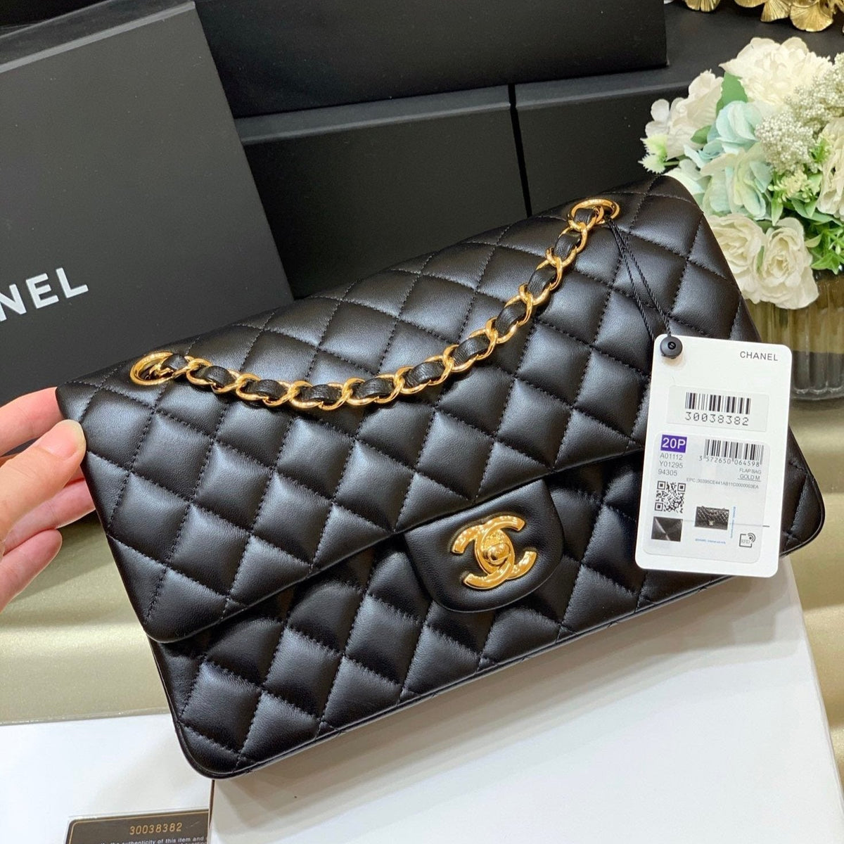 FLAP BAG 25CM HARDWARE BLACK LAMBSKIN