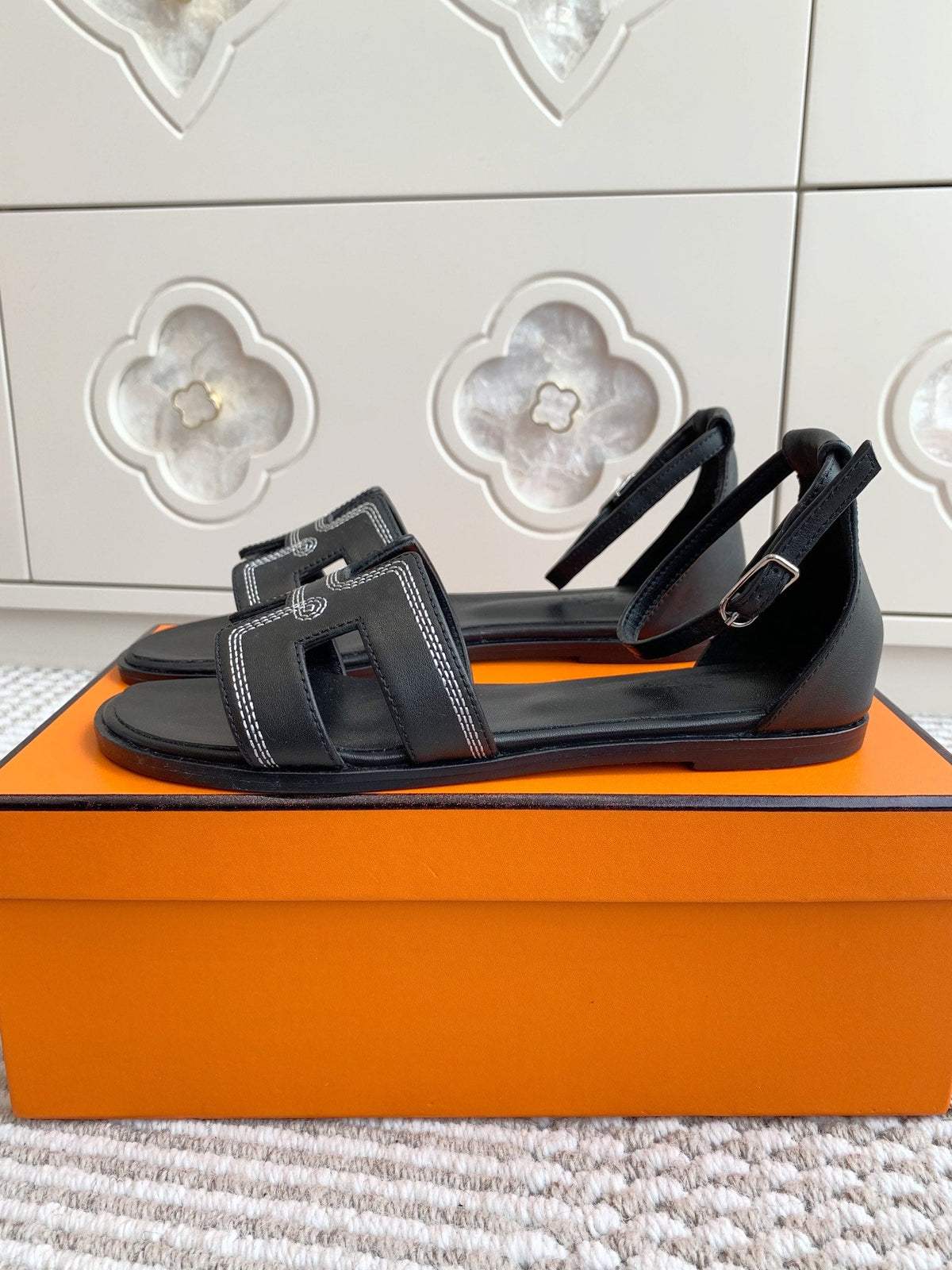 HM 25 Santorini Black Calfskin White Embroidery Thread