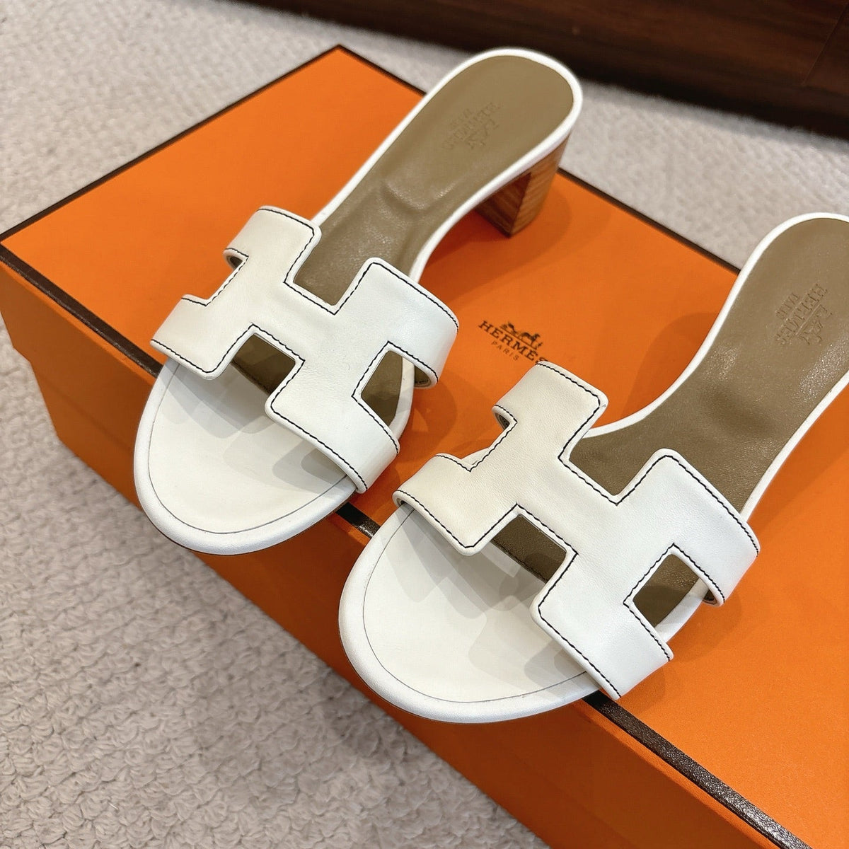 HM Oasis Sandals White Mix Khaki Brown Chisel Pattern Cowhide 544090