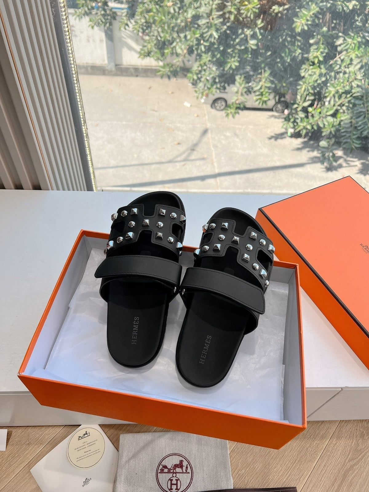 HM Chypre Sandal Black Calfskin mix Studs 202820