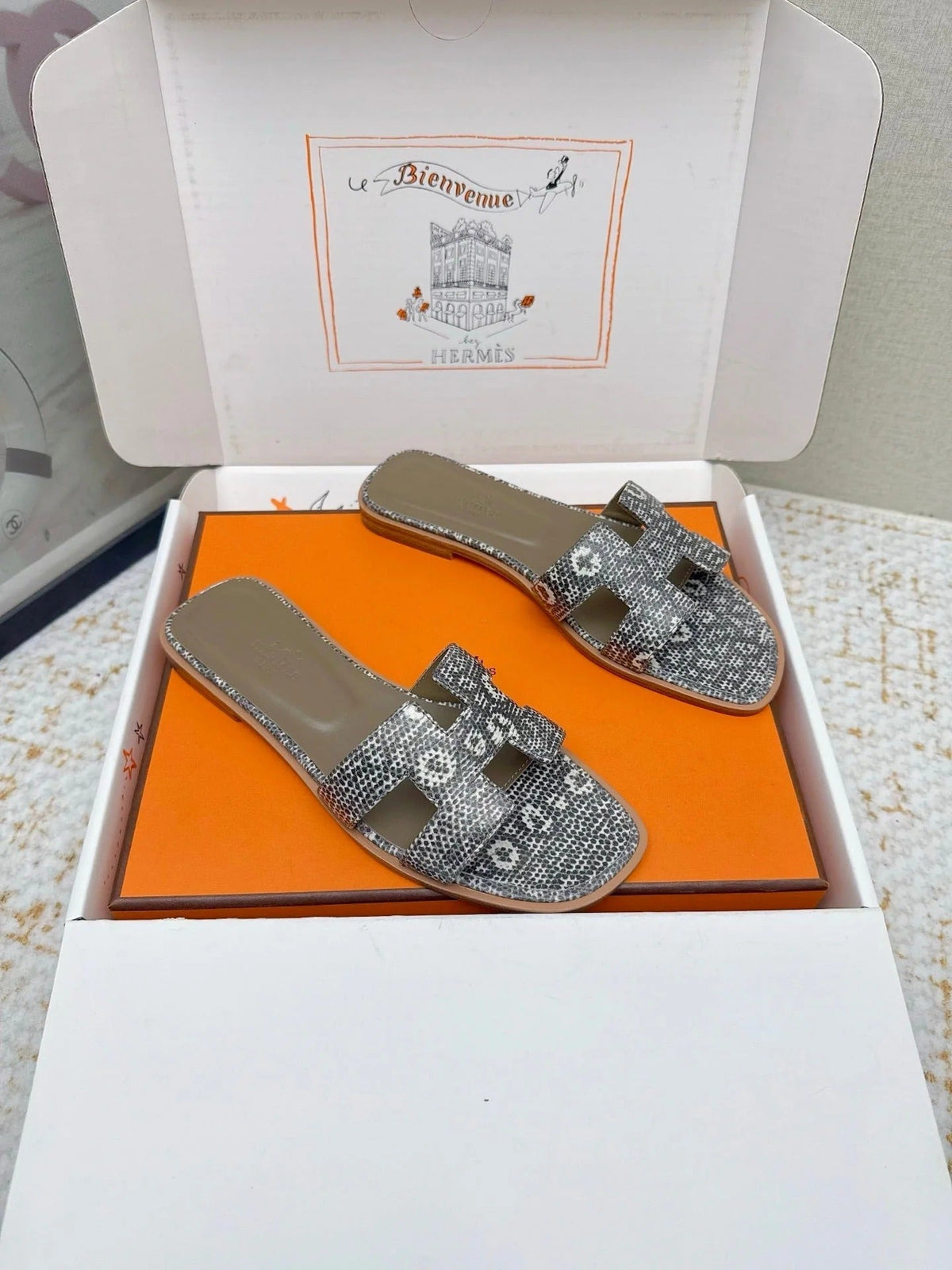 HM 26ss Oran Sandals Taupe Gray White Cowhide 625037